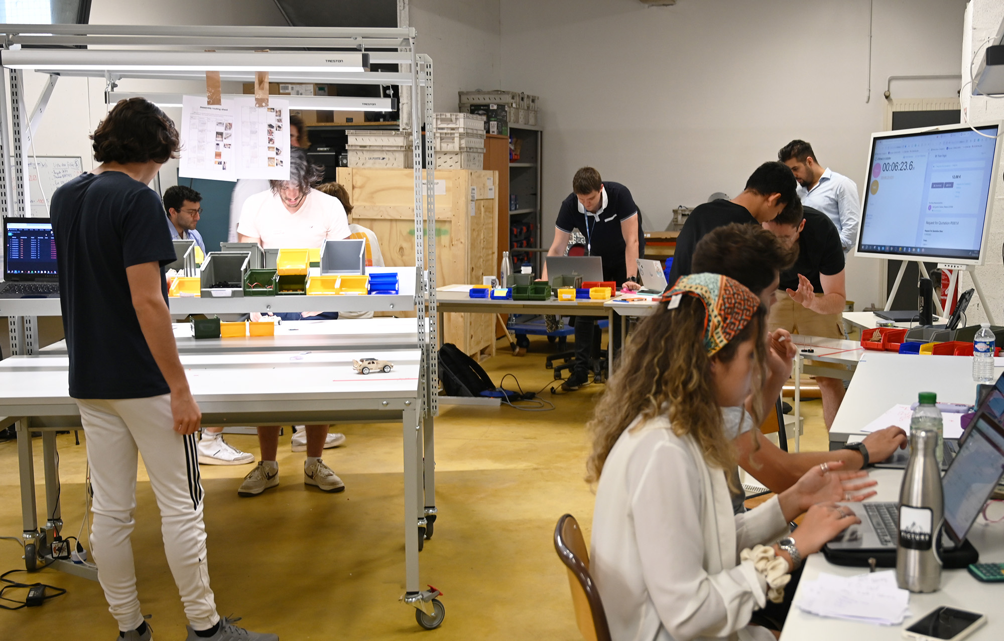 Étudiants travaillant sur une ligne de production pendant l’Industrial Digital Challenge